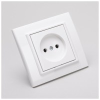 Priza fara contact de protectie 16A alb, gama Mina - Ovivo - vedere laterala