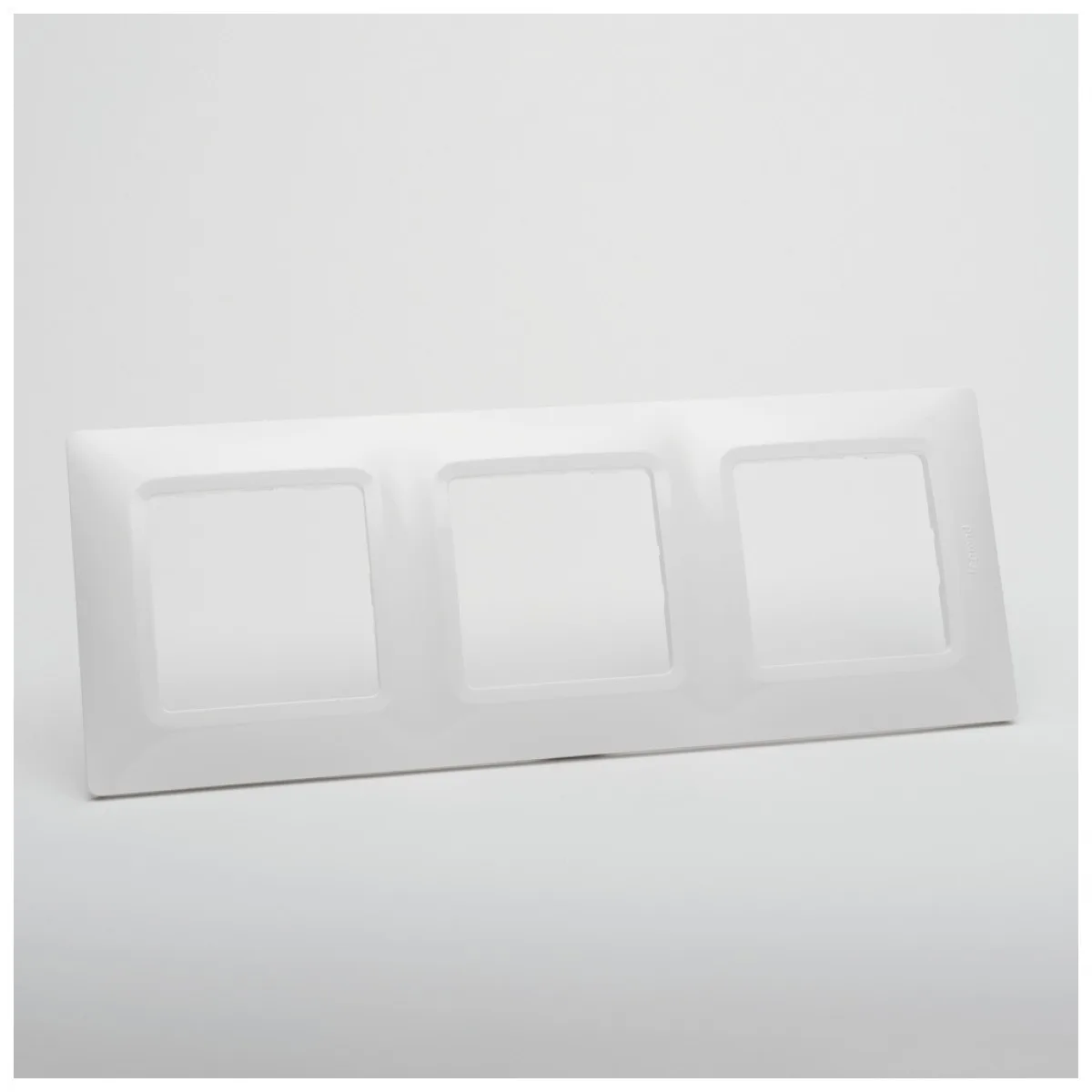 Rama 3 posturi alb Salbei Legrand - ornament triplu modular